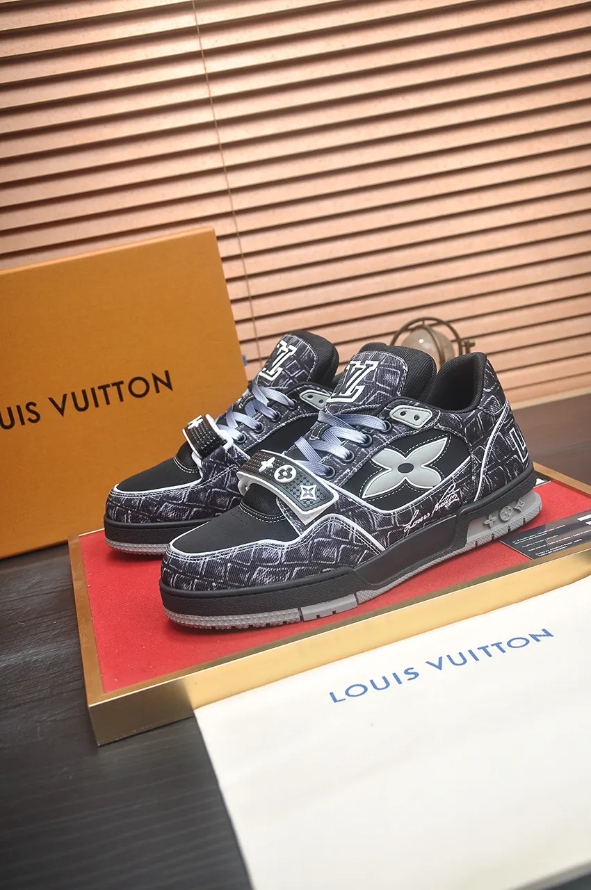 Men's men's shoes 💰640💶Original development, quality shipping, welcome to compare - LV sneaker series LV Trainer Maxi sneakers introduce the loose silhouette of the ready-to-wear series into the LV Trainer sneaker design written by Virgil Abloh, making an eye-catching appearance in the spring and summer men's wear shows. The cow leather upper is combined with rough fabric laces, and colorful beading highlights the brand's classic elements. LV letters mark the tongue and Monogram floral outsole. Mixed materials Made of first-layer cowhide, wrapped in imported custom-printed denim, thick shoelace design, large Monogram print on the side, "lv 54" badges on the tongue and heel, rubber outsole decorated with Monogram flowers, mesh lining and cotton feet, the comfort is as extreme as ever, premium heritage, quality first, worth owning! Size: Women's 35-39 (customized at 40, non-refundable) Men's 39-45 (customized at 38.46, non-refundable) ♡Full set of packaging with original gift box